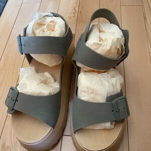 Bryr Sandals with Adjustable Straps and Cushioned Footbed Gigi Sandals in Sage